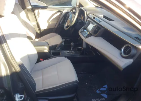 2018 Toyota Rav4 Xle z USA, uszkodzony, nr VIN 2T3RFREV2JW842088